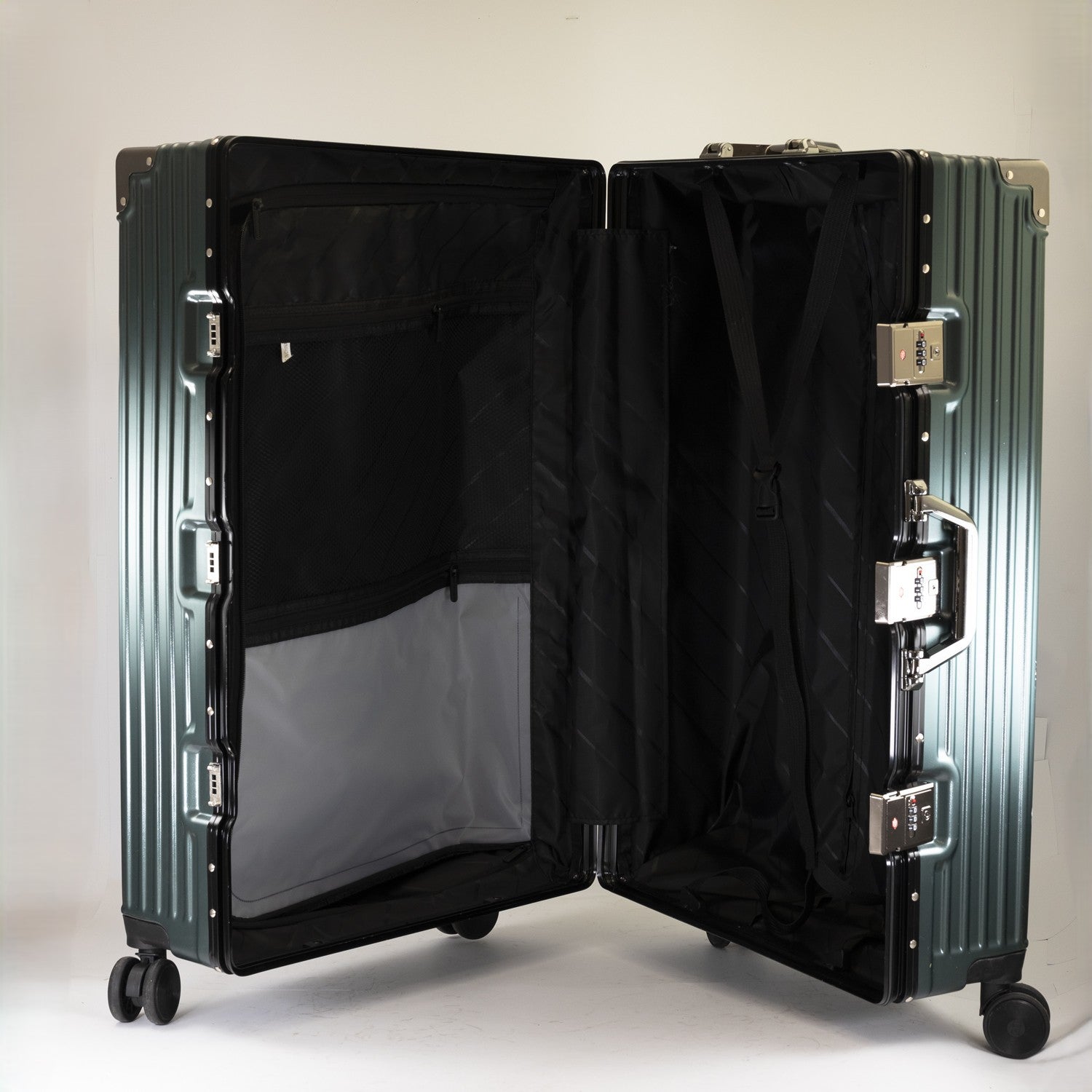 КОД: PP10 Голям куфар BAGSMAG от поликарбонат + алуминий